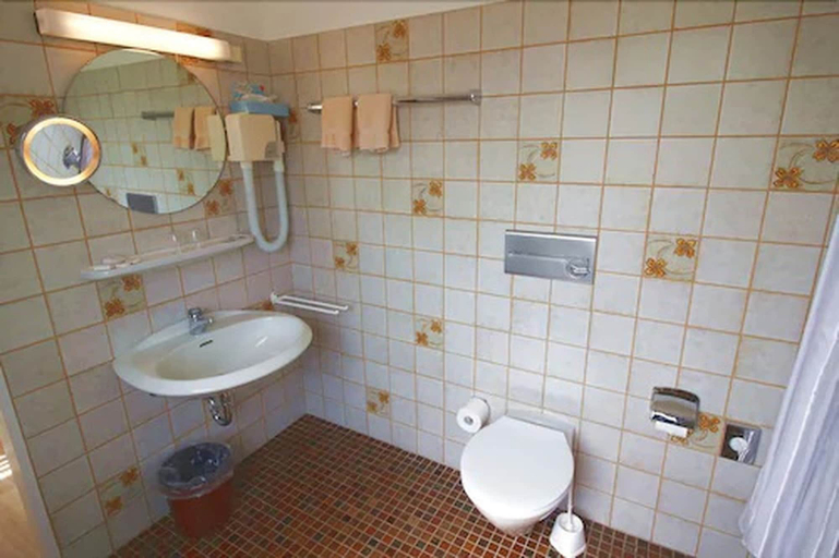 Bathroom 5, Landhotel Helms, Celle
