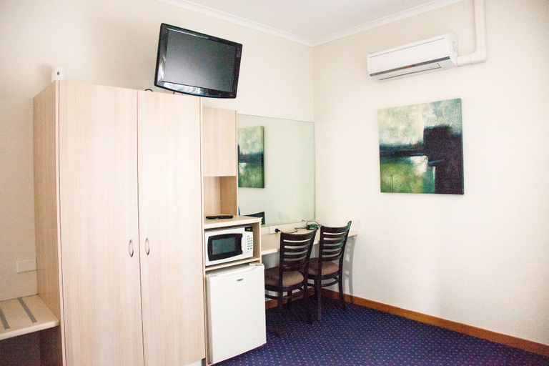 Others 4, Tudor Inn Newcastle, Newcastle - Throsby