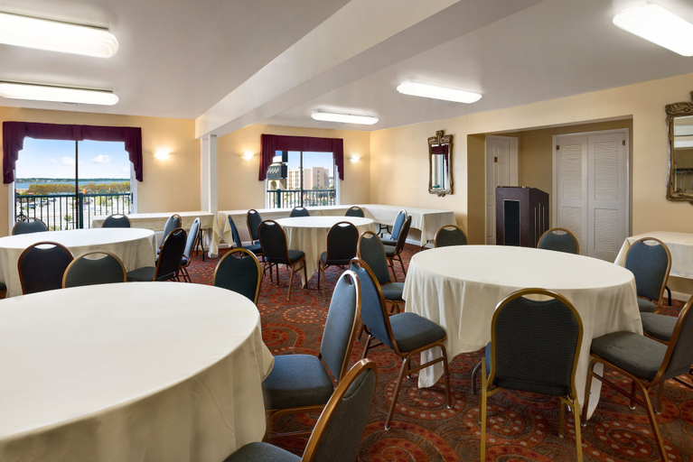 Food & Drinks 5, Days Inn by Wyndham Ocean City Oceanfront, Worcester