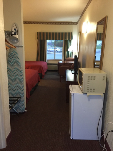 Bedroom 2, Red Carpet Inn Chambersburg, Franklin