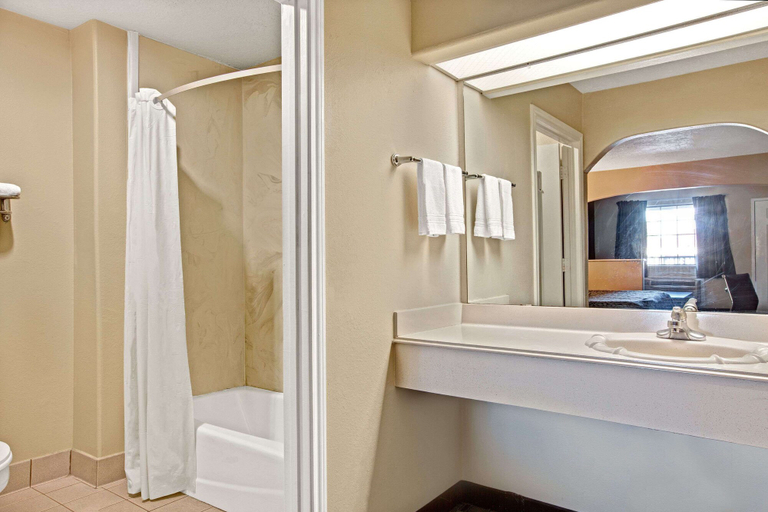 Bathroom 5, Days Inn & Suites by Wyndham Houston North/Spring, Houston