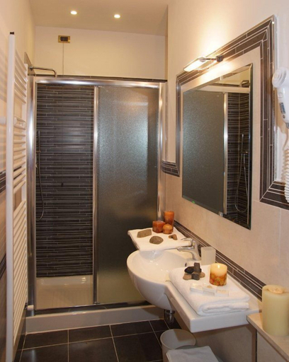 Bathroom 3, Grand Hotel Milano, Siena