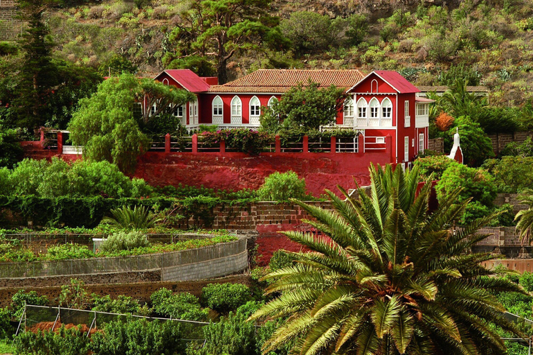 Exterior & Views
