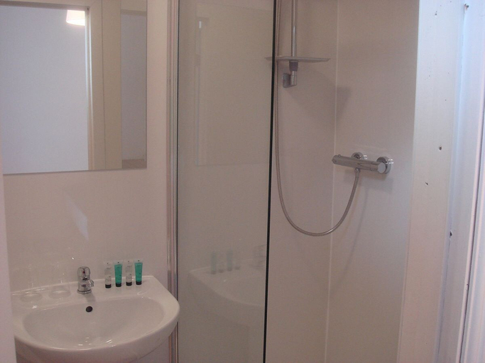 Bathroom 4, Scotia Airport Hotel, Renfrewshire