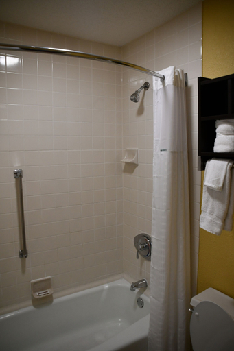 Bathroom 4, Baymont by Wyndham Macon I-75, Bibb
