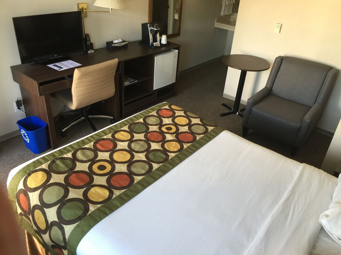 Bedroom 4, Super 8 by Wyndham Kelowna BC, Central Okanagan