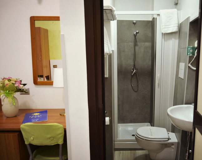 Bathroom 5, Hotel Colombo, Napoli