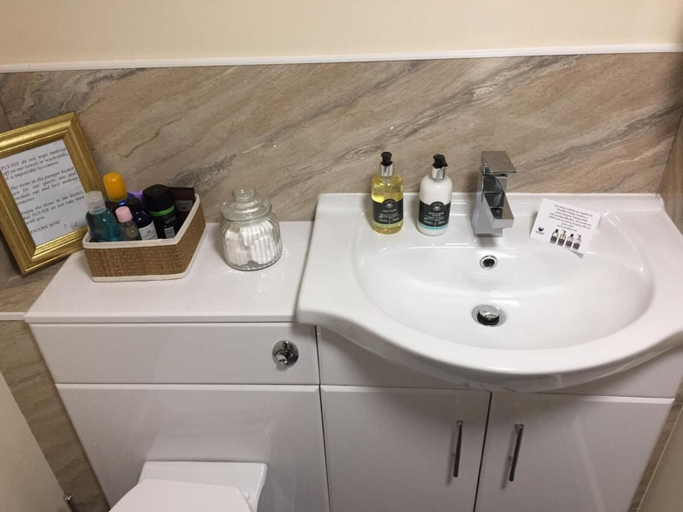Bathroom 4, Borderers Guesthouse, Powys