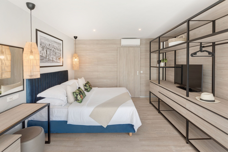 Bedroom 3, Gava Waterman Island Cottages, Milna