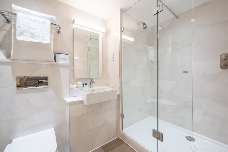 Bathroom 5, Danubius Hotel Regents Park, London