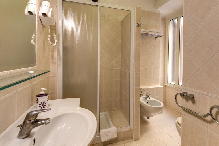 Bathroom 4, Nakissa Inn, Rome