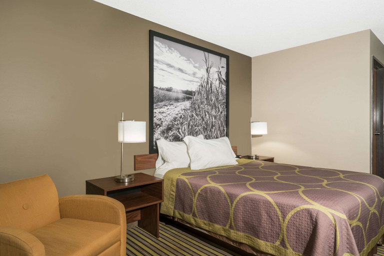 Bedroom 3, Super 8 by Wyndham St. Cloud, Stearns