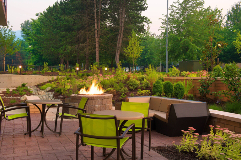 Food & Drinks 5, SpringHill Suites by Marriott Seattle Issaquah, King