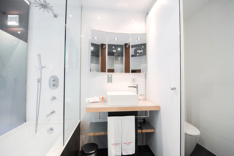 Bathroom 4, Petit Palace President Castellana, Madrid