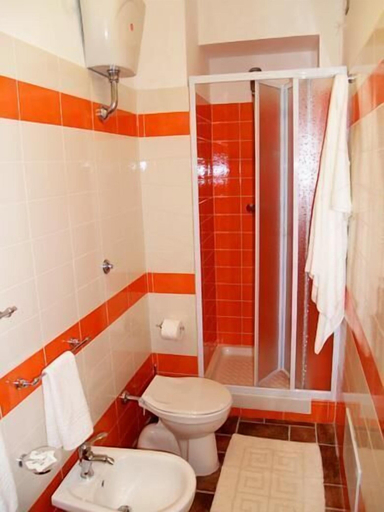 Bathroom 5, B&B La Casa Rossa, Cosenza