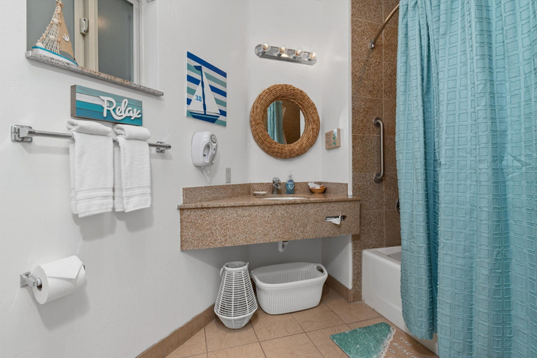 Bathroom 3, Beach House Inn & Suites, San Luis Obispo