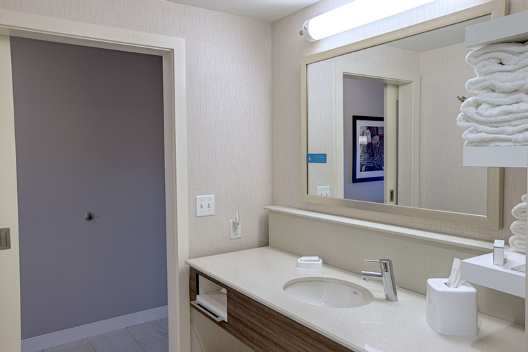 Bedroom 5, Hampton Inn by Hilton Amesbury, Essex