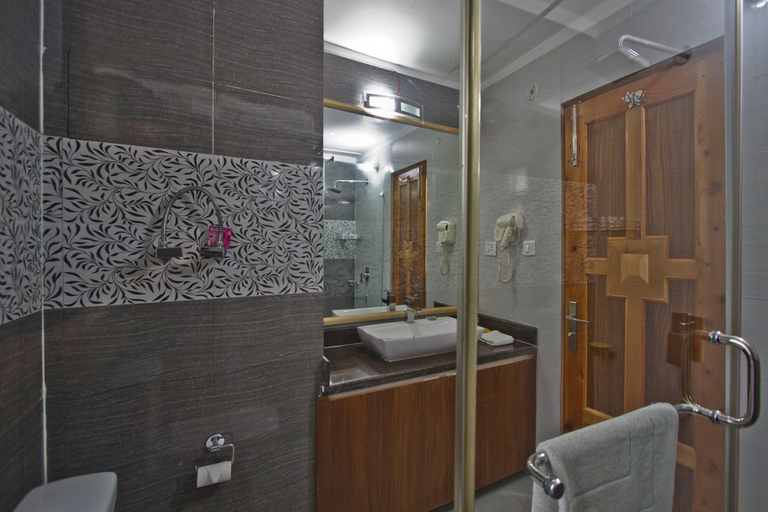 Bathroom 4, Vivaan The Sunrise Resort, Kullu