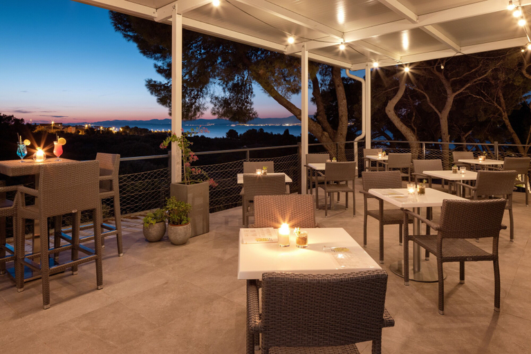 Food & Drinks 5, Waterman Beach Village, Supetar