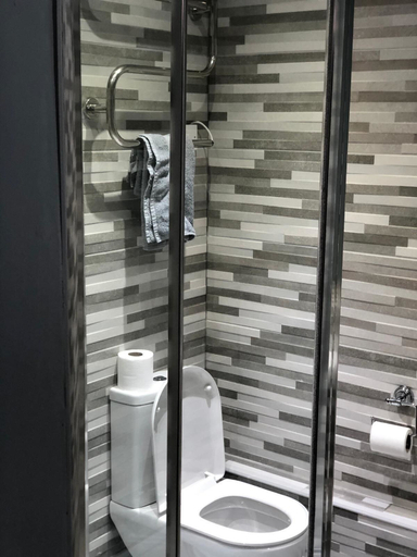 Bathroom 5, Brownlows Inn, Sefton