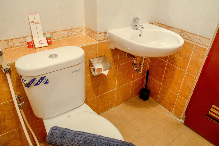 Bathroom 5, 3 Bedrooms Plus Apartment Grand Palace by Travelio, Central Jakarta