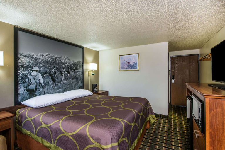 Bedroom 3, Super 8 by Wyndham Pueblo, Pueblo
