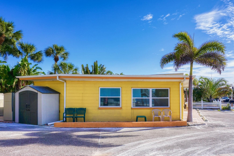 Exterior & Views 2, Misty Isles Redington Beachfront Suite 6, Pinellas