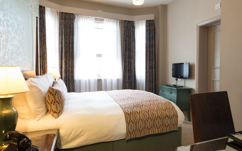 Bedroom 2, The Crown Manor House Hotel, Hampshire