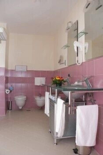 Bathroom 5, La Isla Resort, Salerno