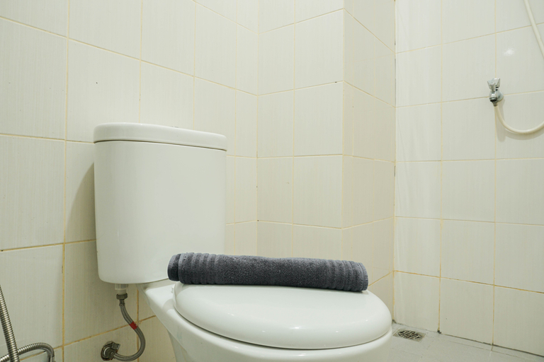 Bathroom 5, Cozy and Relax at 2BR Ayodhya Residence Tangerang Apartment By Travelio, Tangerang