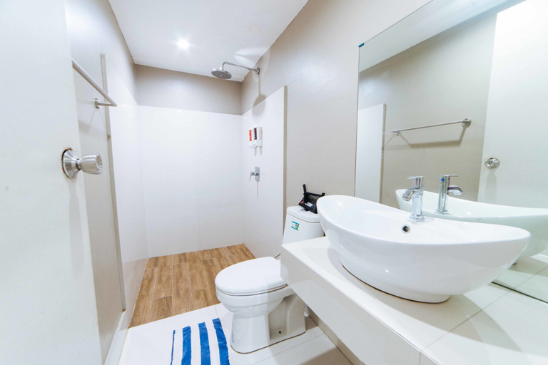 Bathroom 3, RedDoorz @ Samat Mandaluyong, Mandaluyong
