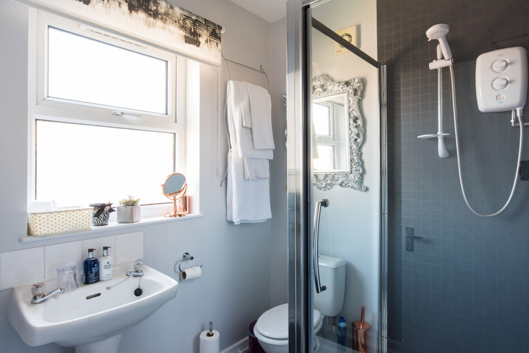 Bathroom 3, Ar Lan Y Mor Seaside Apartment, Ceredigion