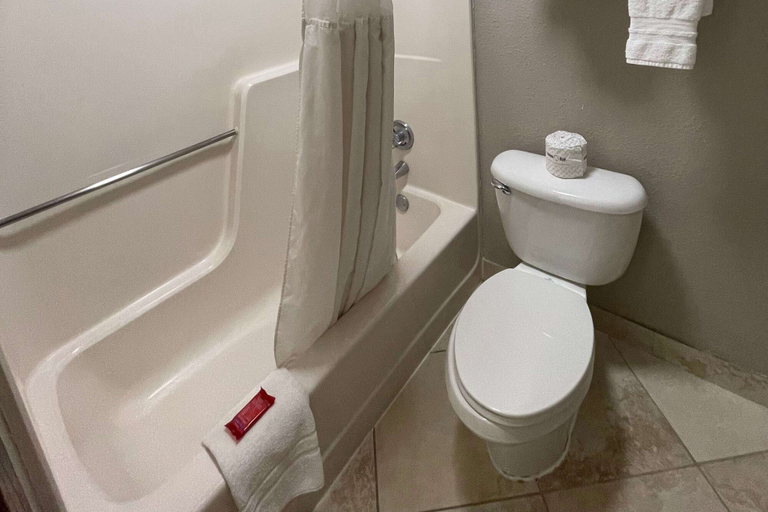 Bathroom 5, Baymont by Wyndham Bellevue / Omaha, Sarpy