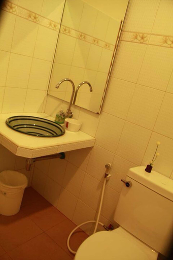 Bathroom, Baan Suan Phidchamika, Amphawa