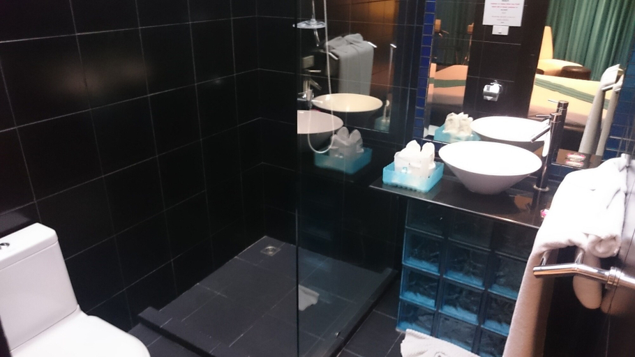Bathroom 3, The Venue Residence and Cabaret, Pattaya