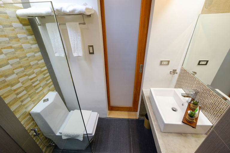 Bathroom 4, Heroes Hotel, Manila City