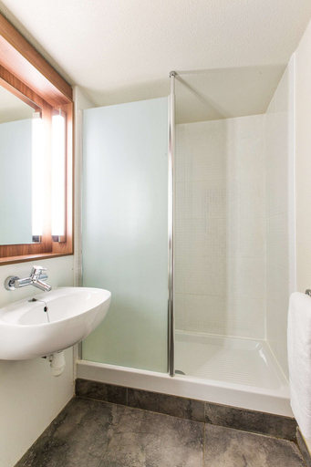 Bathroom 4, Campanile Château Thierry, Aisne