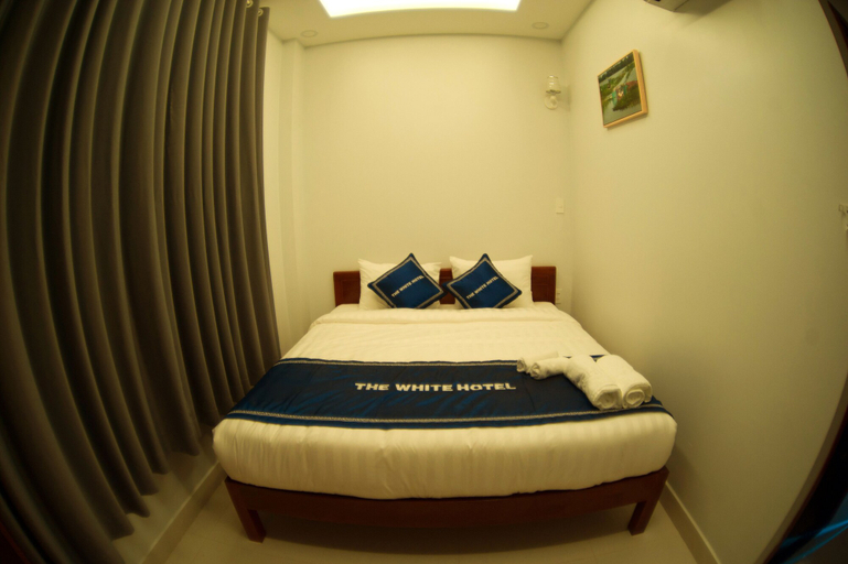 Bedroom 3, The White House, District 1