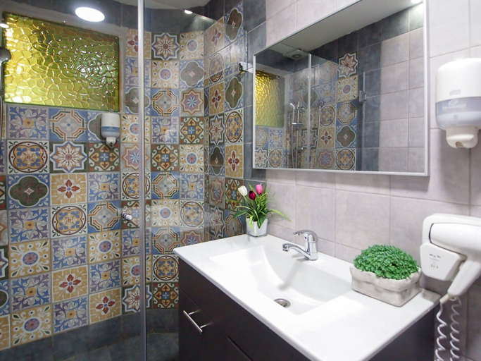 Bathroom 5, New Imperial Hotel, Jerusalem