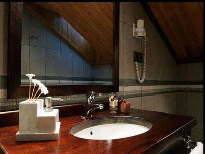Bathroom 3, Hotel Casbas, Huesca
