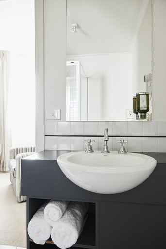 Bathroom 4, Plough Hotel, Melbourne