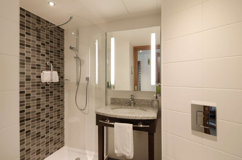 Bathroom 5, Hampton by Hilton Frankfurt City Centre, Frankfurt am Main