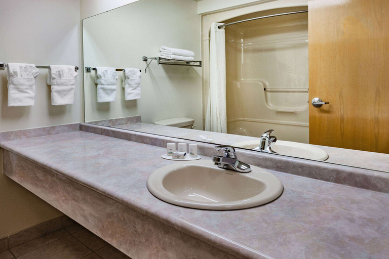 Bathroom 4, Super 8 by Wyndham Ambassador Bridge Windsor ON, Essex
