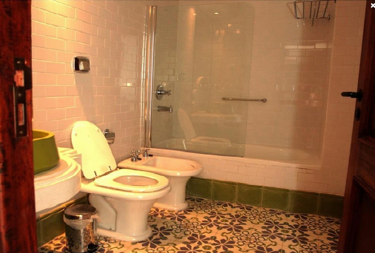 Bathroom 4, Balcón de la Plaza, Capital