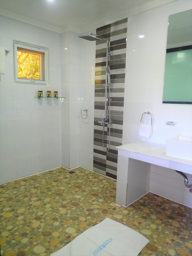 Bathroom 5, Edgewater Dive & Spa Resort, Puerto Galera