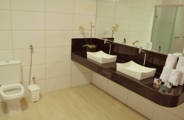 Bathroom 3, Hotel Saron, Luziânia