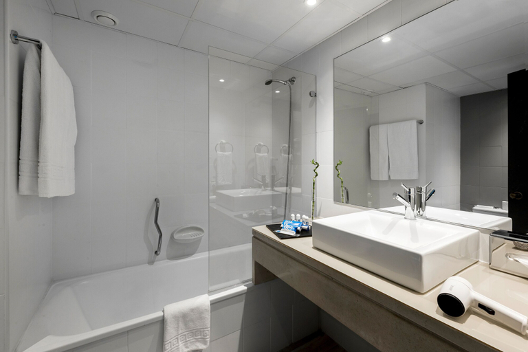 Bathroom 5, TRYP by Wyndham Lisboa Caparica Mar, Almada