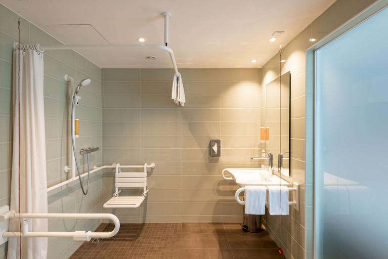 Bathroom 5, Super 8 by Wyndham Dresden, Dresden