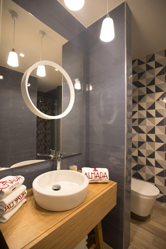 Bathroom 4, Almada Wine House, Porto