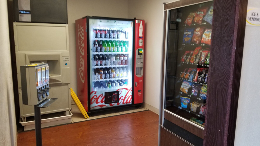 Food & Drinks 5, Super 8 by Wyndham St. Cloud, Stearns